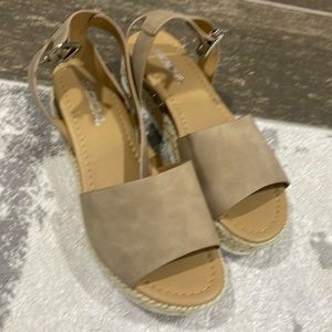 Excellent condition sandals.
